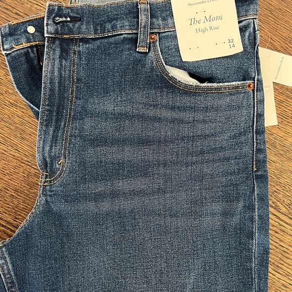 Abercrombie & Fitch High Rise Mom Jeans - Picture 2 of 4